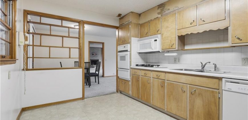 Homes for Sale in Lake Waukomis, MO 64151 | 610 NW North Shore Drive