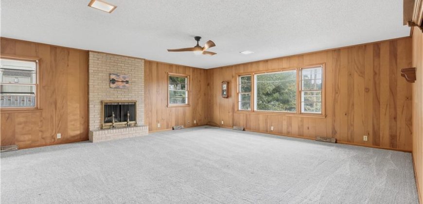 Homes for Sale in Lake Waukomis, MO 64151 | 610 NW North Shore Drive