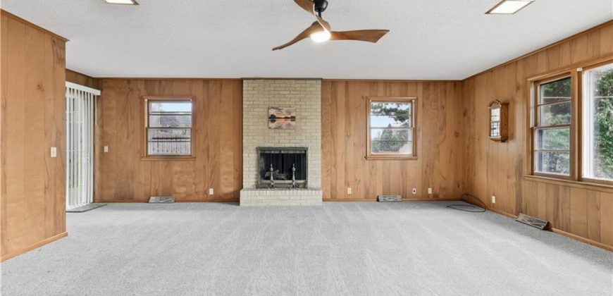 Homes for Sale in Lake Waukomis, MO 64151 | 610 NW North Shore Drive