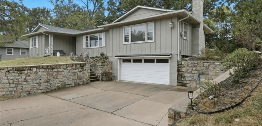 Homes for Sale in Lake Waukomis, MO 64151 | 610 NW North Shore Drive