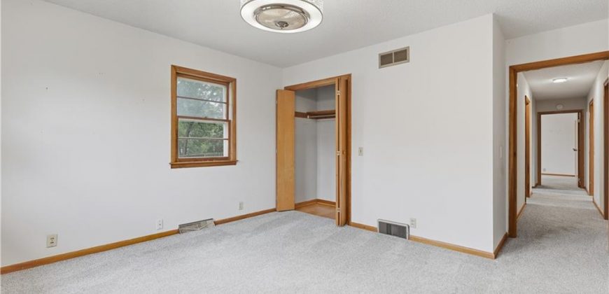 Homes for Sale in Lake Waukomis, MO 64151 | 610 NW North Shore Drive