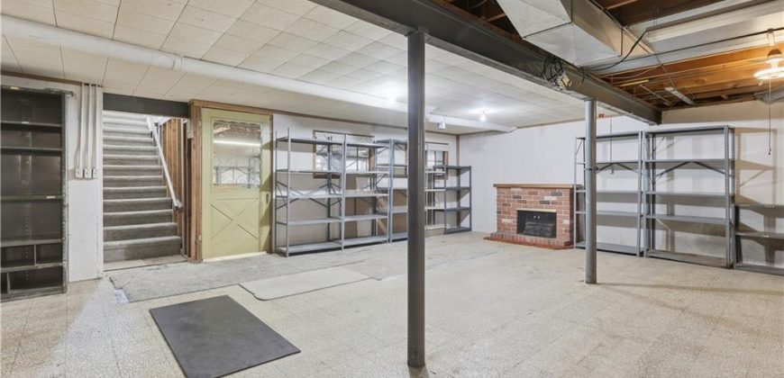 Homes for Sale in Lake Waukomis, MO 64151 | 610 NW North Shore Drive