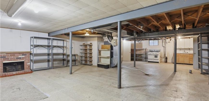 Homes for Sale in Lake Waukomis, MO 64151 | 610 NW North Shore Drive