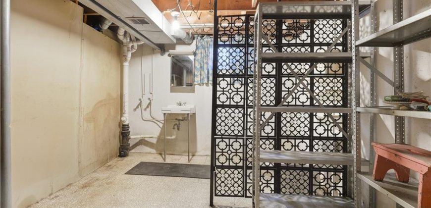 Homes for Sale in Lake Waukomis, MO 64151 | 610 NW North Shore Drive