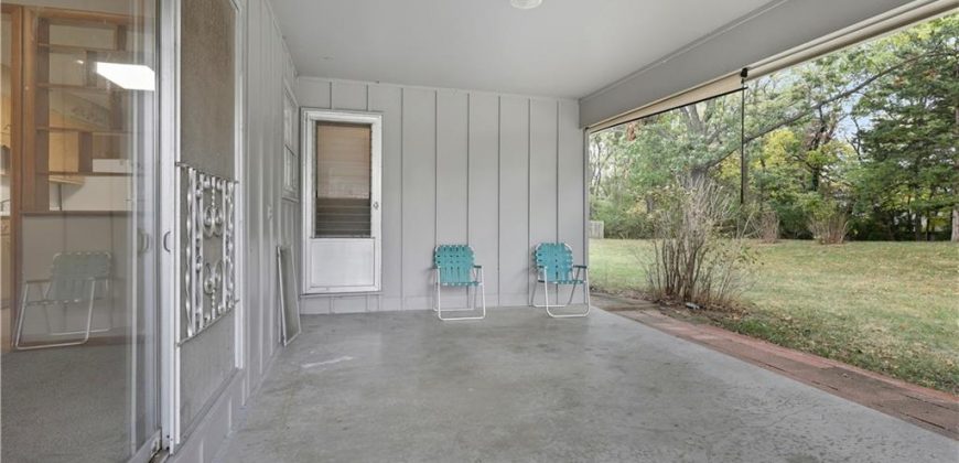 Homes for Sale in Lake Waukomis, MO 64151 | 610 NW North Shore Drive