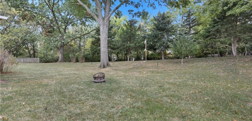 Homes for Sale in Lake Waukomis, MO 64151 | 610 NW North Shore Drive