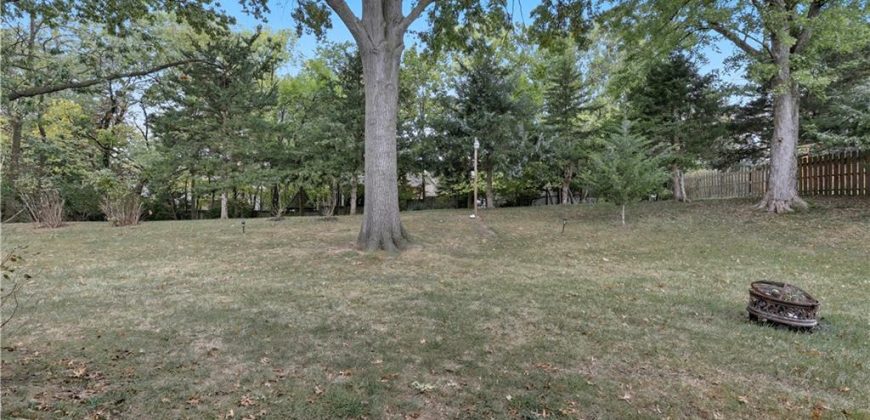 Homes for Sale in Lake Waukomis, MO 64151 | 610 NW North Shore Drive