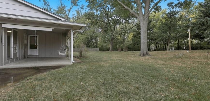 Homes for Sale in Lake Waukomis, MO 64151 | 610 NW North Shore Drive