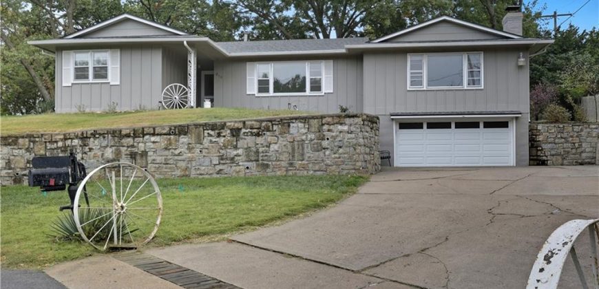 Homes for Sale in Lake Waukomis, MO 64151 | 610 NW North Shore Drive