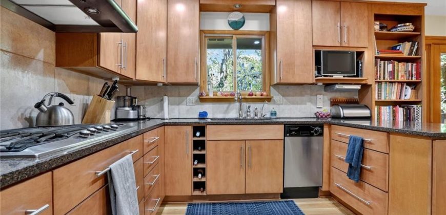 Homes for Sale in Kansas City, MO 64118 | 6159  Circle View Drive