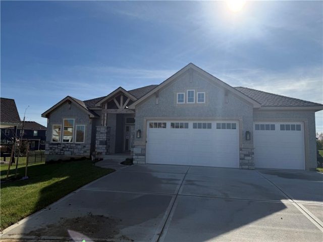 Homes for Sale in Riverside, MO 64150 | 4604 NW Luna Piena Way