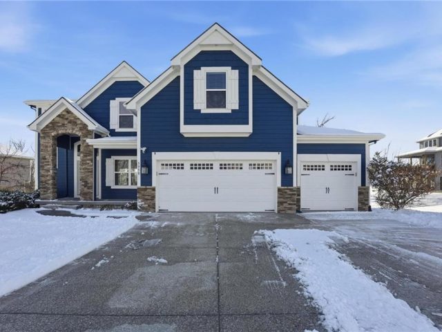 Homes for Sale in Parkville, MO 64152 | 5950  Thousand Oaks Drive