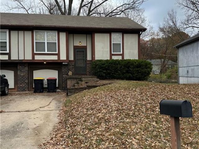 Homes for Sale in Parkville, MO 64152 | 5913 NW Creekview Drive