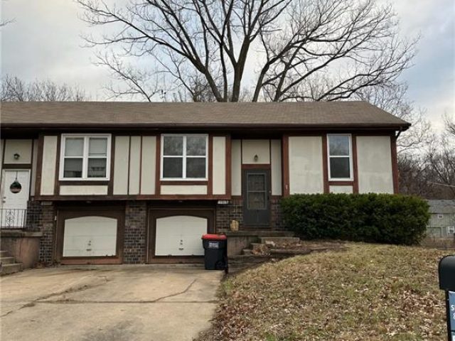 Homes for Sale in Parkville, MO 64152 | 5913 NW Creekview Drive