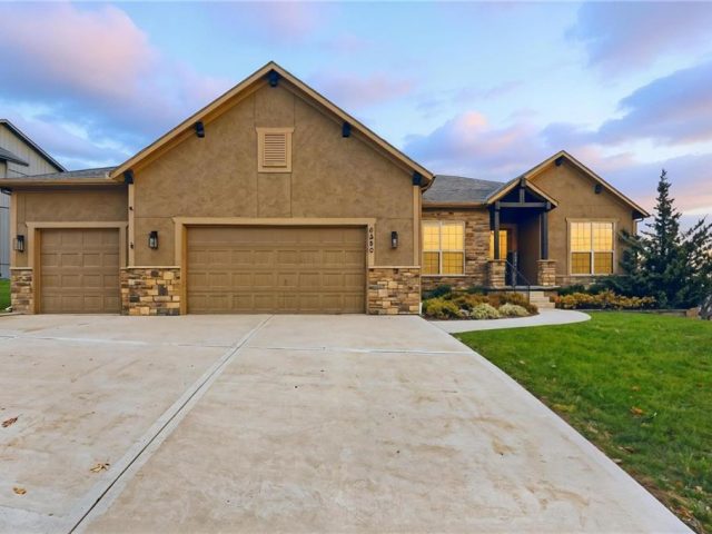 Homes for Sale in Parkville, MO 64152 | 5920 S National Drive