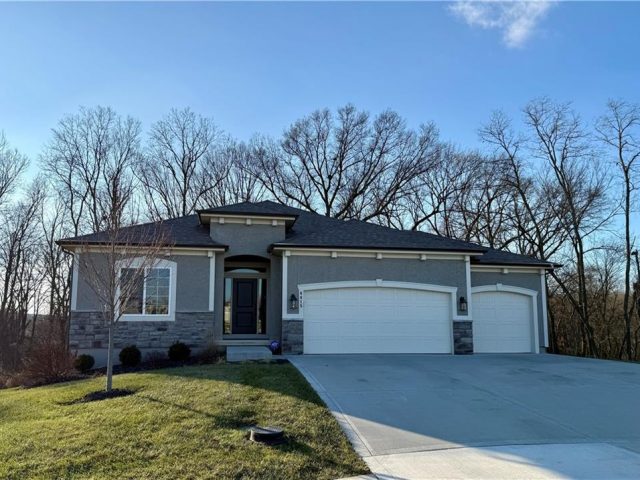 Homes for Sale in Kansas City, MO 64154 | 6615 NW 107th Court