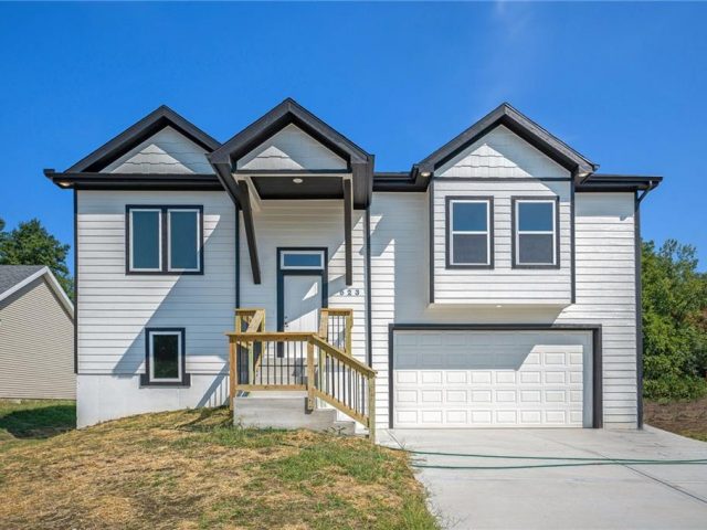 Homes for Sale in Smithville, MO 64089 | 523  Hawthorne Street