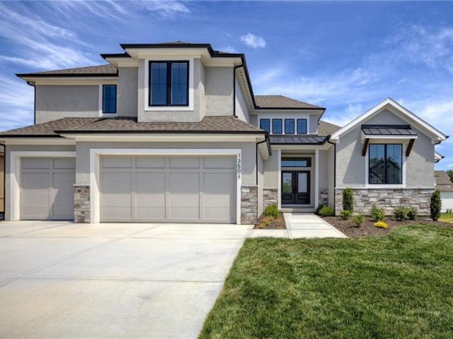 Homes for Sale in Parkville, MO 64152 | 13504  Terrace Park Drive