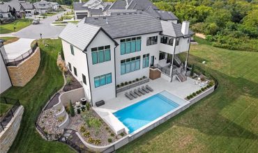 Homes for Sale in Parkville, MO 64152 | 7390 N National Drive