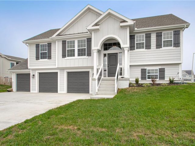 Homes for Sale in Kansas City, MO 64156 | 6009 NE 118th Street