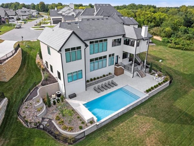 Homes for Sale in Parkville, MO 64152 | 7390 N National Drive