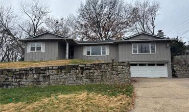 Homes for Sale in Lake Waukomis, MO 64151 | 610 NW North Shore Drive