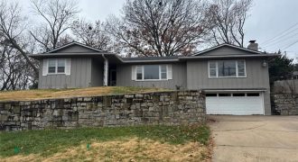 Homes for Sale in Lake Waukomis, MO 64151 | 610 NW North Shore Drive