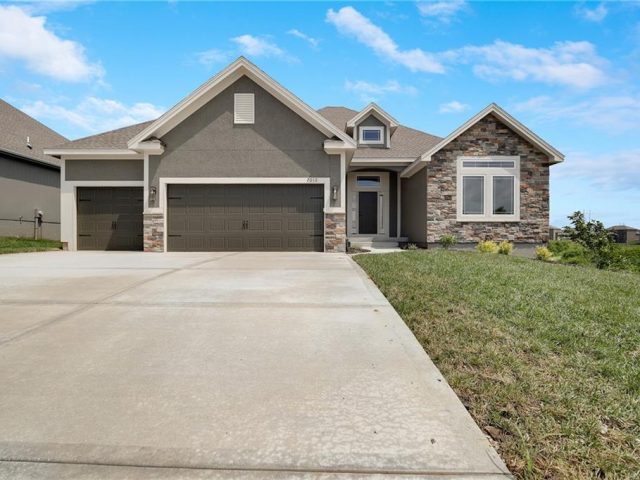 Homes for Sale in Kansas City, MO 64156 | 7012 NE 102nd Court